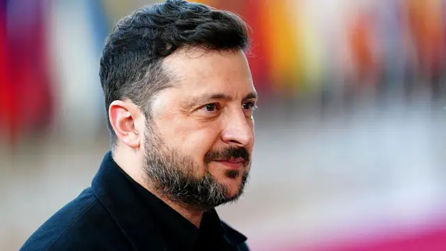 Зеленський крупним планом на розмитому тлі