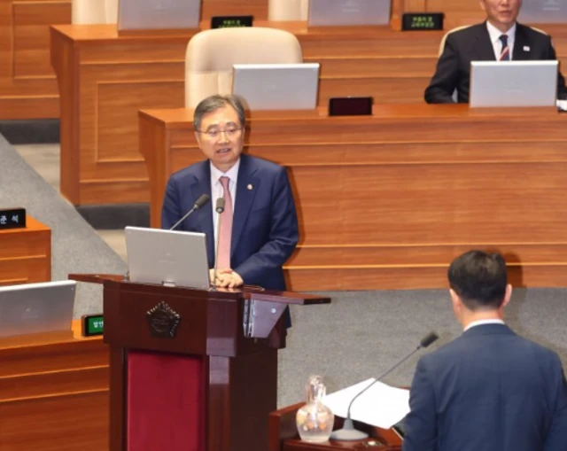 조현 외교부 장관이 16일 서울 여의도 국회에서 열린 본회의에서 외교·통일·안보에 관한 질문에 답하고 있다