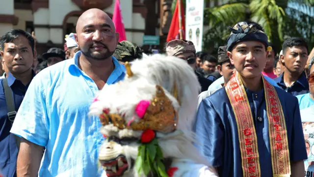 Ketua Umum Partai Solidaritas Indonesia (PSI) Kaesang Pangarep (kedua kanan) bersama Calon Gubernur Bali Made Muliawan Arya (kedua kiri) menyaksikan penampilan tari Bali saat kegiatan kampanye di Pasar Badung, Denpasar, Bali, Minggu (3/11/2024). Kampanye pasangan calon Gubernur dan Wakil Gubernur Bali nomor urut satu Made Muliawan Arya dan Putu Agus Suradnyana serta pasangan calon Wali Kota dan Wakil Wali Kota Denpasar nomor urut satu Gede Ngurah Ambara Putra dan I Nengah Yasa Adi Susanto tersebut dilakukan dengan menampilkan sejumlah seni budaya Bali dan kegiatan pelestarian lingkungan.