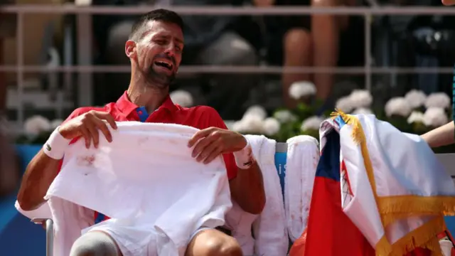 सुवर्णपदकानंतर नोवाक एखाद्या लहान मुलाप्रमाणे जोकोविच ढसाढसा रडत होता.