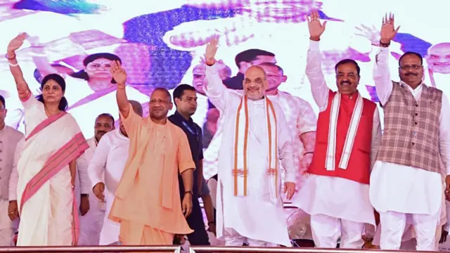 बीजेपी नेता अमित शाह के साथ यूपी के मुख्यमंत्री योगी आदित्यनाथ और अन्य नेता