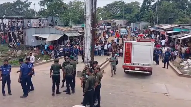 দুর্ঘটনার পর ফেরিঘাটে মানুষের ভীড় 
