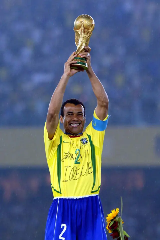 Cafu levanta o troféu da Copa do Mundo após o Brasil conquistar o pentacampeonato na final contra a Alemanha, em Yokohama, no Japão (2002)