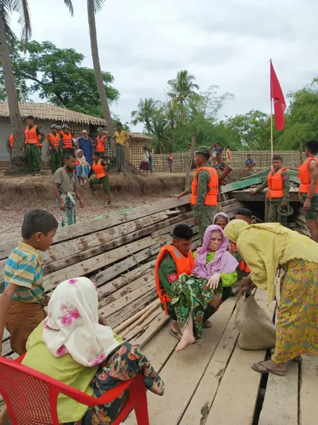 ရိုဟင်ဂျာ အသိုင်းအဝိုင်းကိုပါ အကာအကွယ်ပြု ပေးနေတာကို ပြတဲ့ ဓာတ်ပုံတွေ AA ထုတ်ပြန်ထား