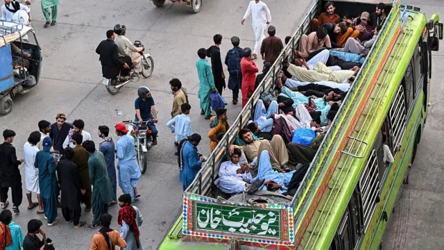 عید منانے کے لیے بسوں کے ذریعے اپنے آبائی علاقوں کو روانہ ہوتے لوگ