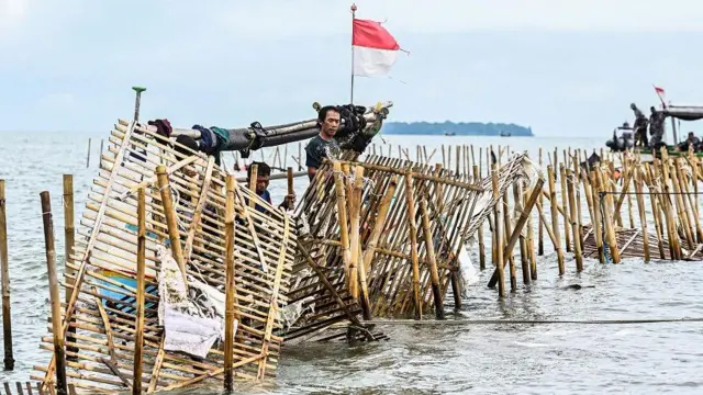 Sejumlah nelayan membongkar pagar laut yang terpasang di kawasan pesisir Tanjung Pasir, Kabupaten Tangerang, Banten, Sabtu (18/1/2025). 