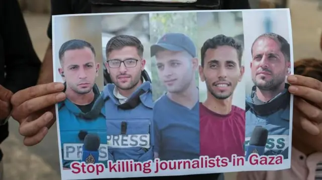 Wata takarda mai hotunan ƴan jarida Anas al-Sharif, Ibrahim Zaher, Mohammed Noufal, Moamen Aliwa da Mohammed Qreieh a hannun wani mutum. 