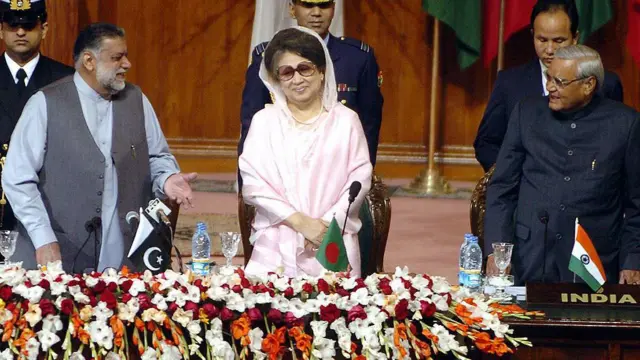 ২০০৪ সালের ছয়ই জানুয়ারি পাকিস্তানের ইসলামাবাদে ১২তম দক্ষিণ এশীয় আঞ্চলিক সহযোগিতা সংস্থা (সার্ক) শীর্ষ সম্মেলনের সমাপনী অনুষ্ঠানে ভারতের প্রধানমন্ত্রী অটল বিহারী বাজপেয়ী (ডানে), পাকিস্তানের প্রধানমন্ত্রী জাফরুল্লাহ জামালির (বামে) সাথে বাংলাদেশের তৎকালীন প্রধানমন্ত্রী খালেদা জিয়া। 