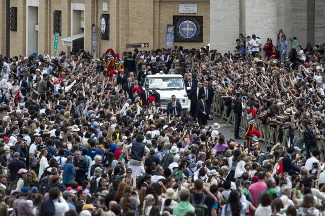Miles de personas saludan al papa Francisco en la plaza de San Pedro.