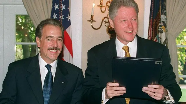 Pastrana con su homónimo estadounidense de entonces, Bill Clinton, cuando firmaron el Plan Colombia en octubre de 1998.