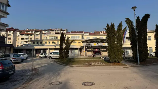 Jedna ulica, dva trga, dva entiteta