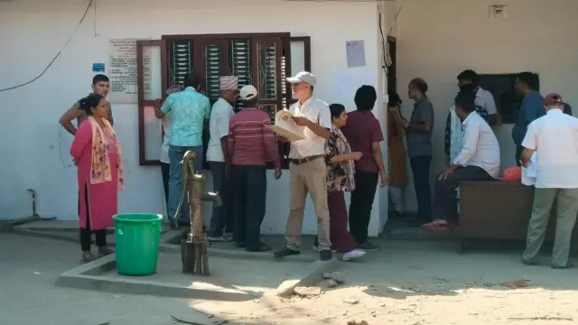 भरतपुरस्थित मालपोत कार्यालमा शुक्रवार दिउँसो गएका सेवाग्राहीहरू