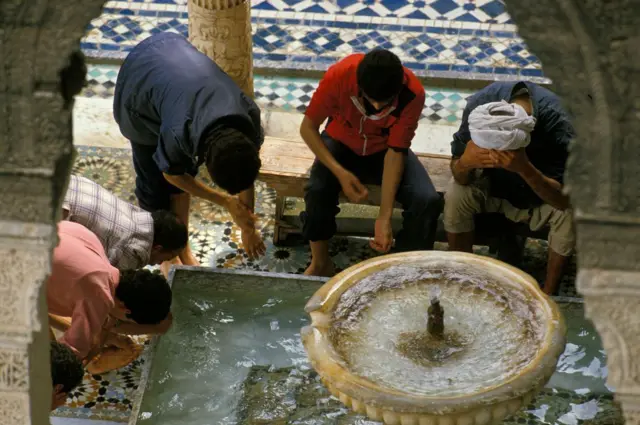 Bassin d'eau dans la mosquée Al-Qarawiyyin