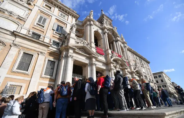 Personas hacen cola para visitar la tumba de Francisco.