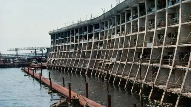 Picha ya muonekano wa moja kati ya majengo ya makazi katika kisiwa cha Neft Dashlari.Iliyopigwa 1997