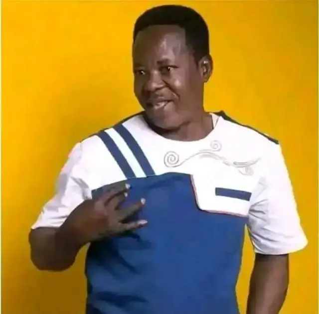 Yemi Ayebo ninu aṣọ funfun pẹlu bulu to n rẹrin-in