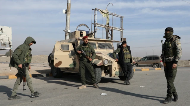 عسكريون من قوات سوريا الديمقراطية يتمركزون في مدينة الحسكة السورية 