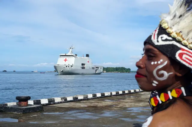 Penari perempuan Papua di Kota Sorong, Papua Barat, Senin (29/08). 