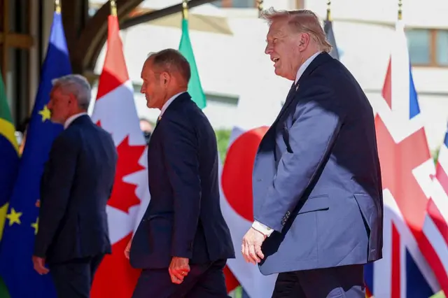 O presidente dos EUA, Donald Trump (à direita), chegando no hotel onde acontece a cúpula do G7 em Évian-les-Bains