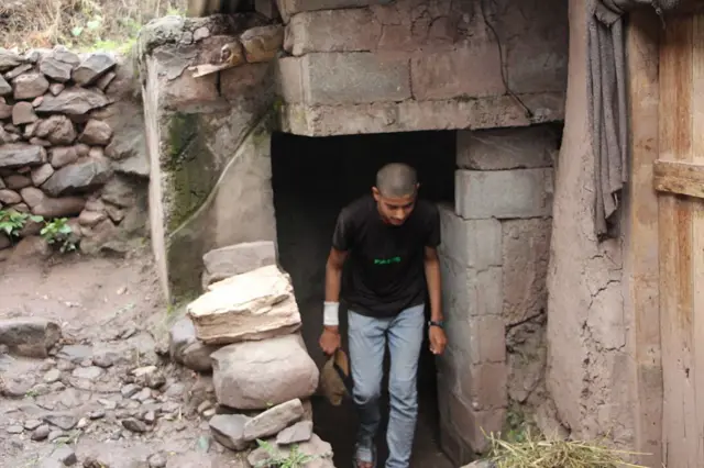 पाकिस्तान-प्रशासित काश्मीरमधील नियंत्रण रेषेजवळील बाकोट गावातील रहिवासी सीमेपलीकडून होणाऱ्या गोळीबारापासून संरक्षण करण्यासाठी बंकर तयार करतात