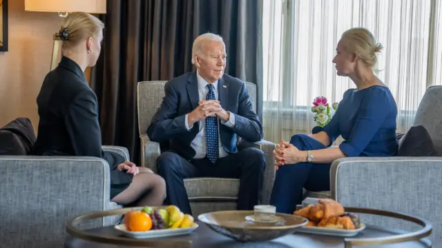 Perezida Joe Biden yavuze ko “umurage wa Navalny w’ubutwari uzakomeza kubaho” mu mupfakazi we (iburyo) n’umukobwa we Dasha