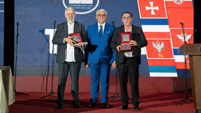 Андрија Мандић (у средини), председник Скупштине Црне Горе, са Бећиром Вуковићем (лево) и Вељом Станишићем (десно), добитницима награде