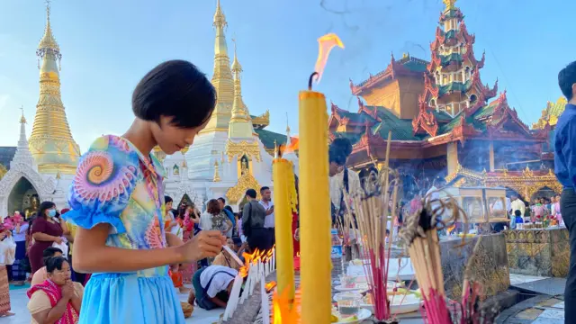 သီတင်းကျွတ်လပြည့်မှာ ရွှေတိဂုံဘုရားမှာ ဆီမီးပူဇော်နေသူတစ်ဦး