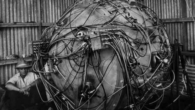The first nuclear device built for testing in 1945 was called 'The Gadget'. 1945 දී අත්හදා බැලීම සඳහා ඉදිකරන ලද පළමු න්‍යෂ්ටික උපාංගය 'ද ගැජට්' ලෙස නම් කරන ලදී.