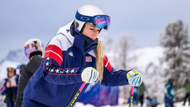 Ліндсі Вонн в спортивній формі з лижними палками в руках.