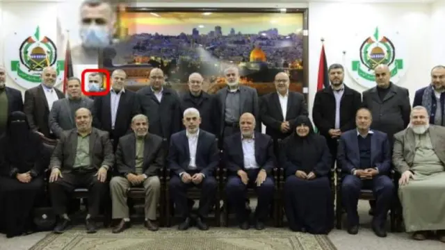 "اختار الوقوف خلف الجميع وعلى عكس أي شخص آخر كان يرتدي قناعا".