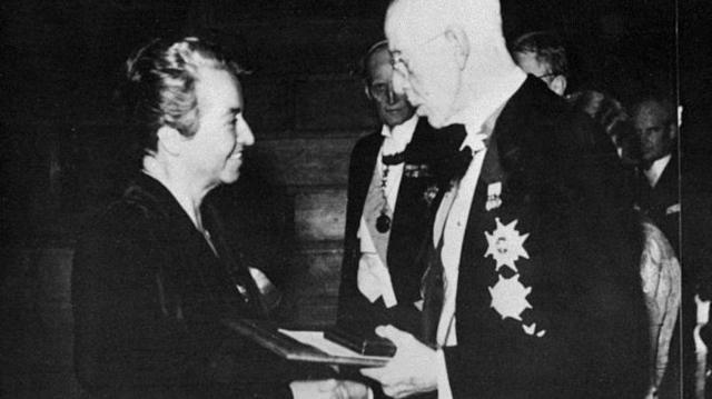 La poetisa recibiendo el Nobel de Literatura en 1945.