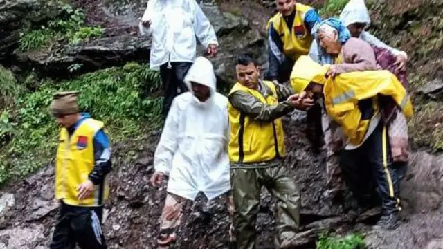 राहत कार्यों में जुटे सैनिक
