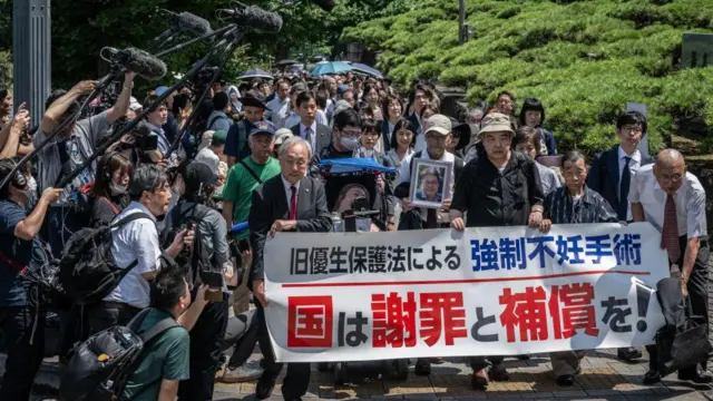 பேரணியாகச் சென்ற சமூக ஆர்வலர்கள் மற்றும் வழக்கறிஞர்கள்