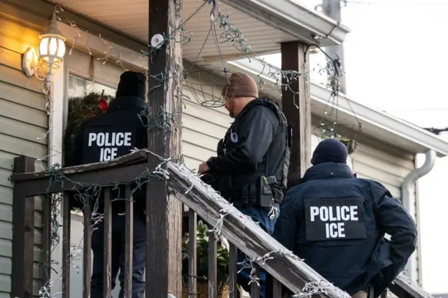 Agentes de ICE en la puerta de una vivienda en Illinois.