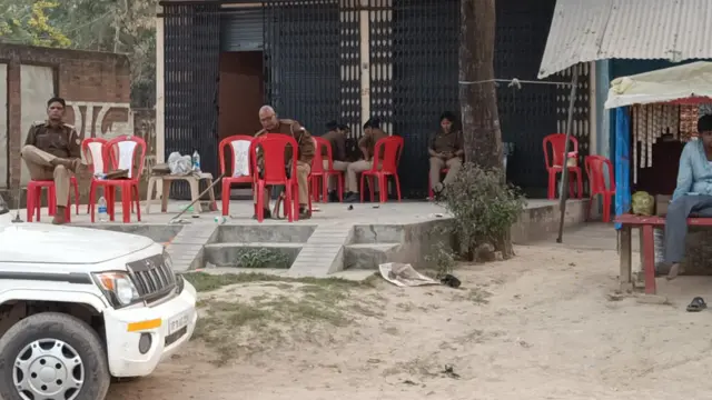 मौके पर मौजूद पुलिसकर्मी