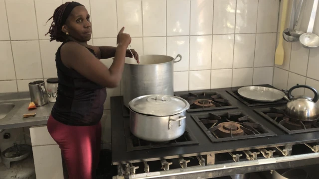 Tania Dutra prepara refeição na Cozinha Solidária da Associação de Moradores do Quilombo Kédi. Prédio fica no local de antigo terreiro