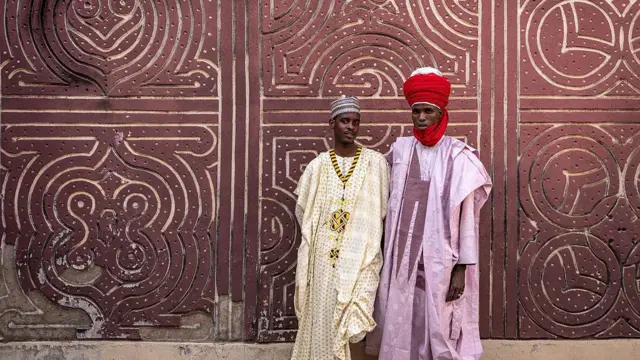 Wasu daga cikin fadawan gidan sarki sun ɗauki hoto a jikin katanga a ƙofar fadar Sarkin Dutse