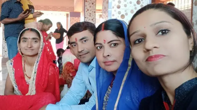 रविकांत और बंदना परिवारवालों के साथ