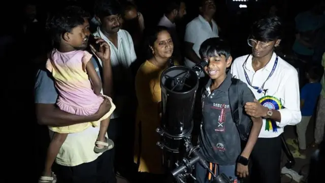 चेन्नईमध्ये चंद्रग्रहण पाहणारा एक मुलगा.

