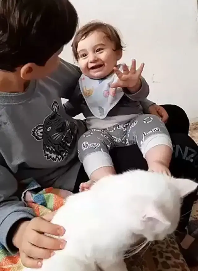 આલાના દિકરા સાથે રમતો અવનીનો આ ફોટો આલાના વીડિયોમાંથી છે. 