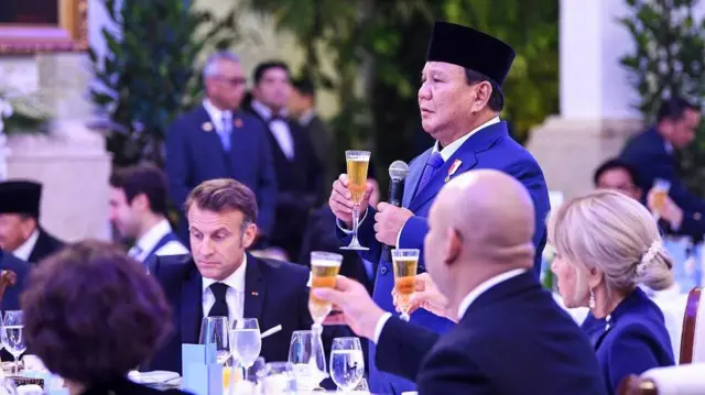 Presiden Prabowo Subianto (kanan) menyampaikan sambutan disaksikan Presiden Prancis Emmanuel Macron (kiri) saat jamuan makan malam di Istana Negara, Jakarta, Rabu (28/5/2025).
