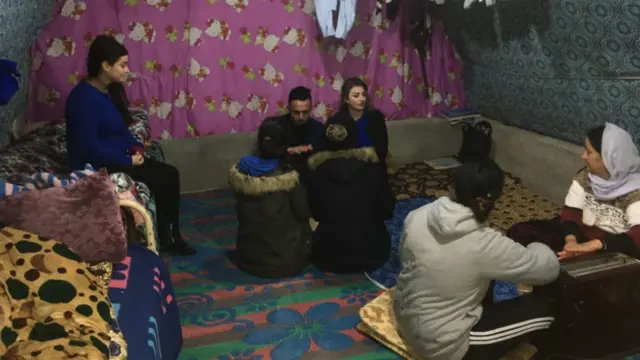 زهرا در داخل چادری با خانواده‌اش در یک اردوگاه زندگی‌ می‌کند