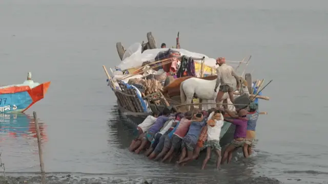 বাংলাদেশে জনগোষ্ঠীর একটা বড় অংশ তরুণ