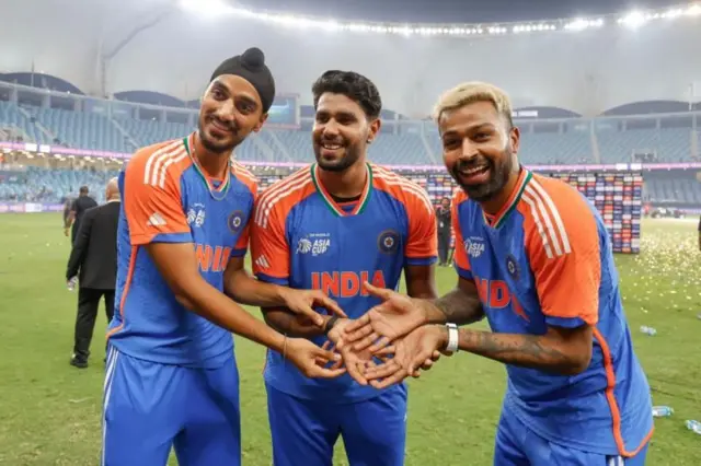 आशिया कप जिंकल्यानंतर ट्रॉफीशिवाय जल्लोष करताना भारतीय खेळाडू.