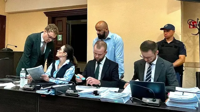 Ірина Мудра та її адвокати (зліва направо): Артем Крикун-Труш, Павло Гончаренко та Вʼячеслав Коломійчук. Позаду них засновник юридичної компанії Miller Масі Найєм, він у судовому процесі участі не бере