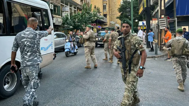 Soldados libaneses desplegados en las calles de Beirut.