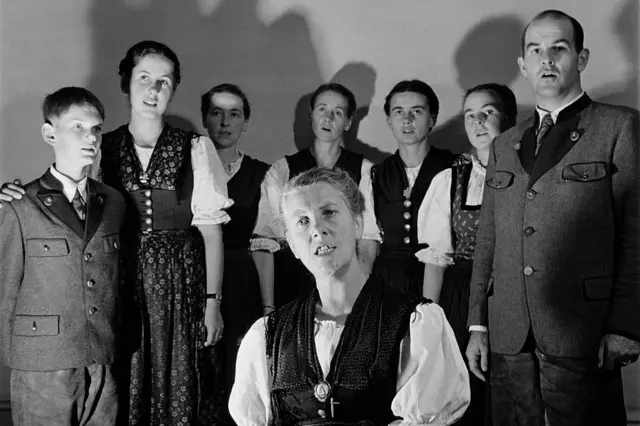 La familia von Trapp, en el centro se ve a María rodeada de sus hijos y su marido.  