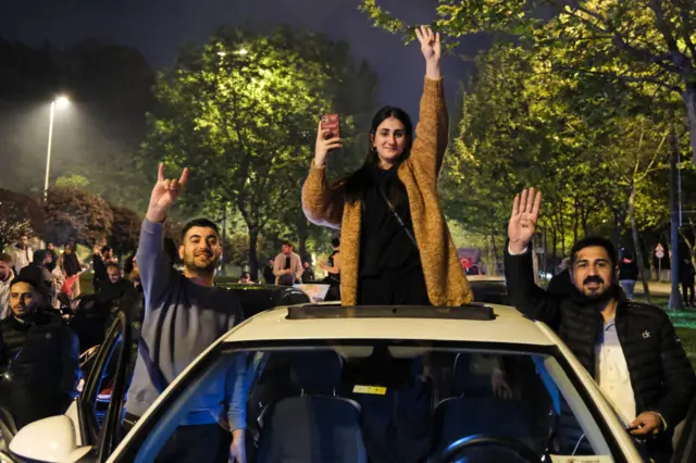 14 mayıs gecesi kutlama yapan AKP ve MHP destekçileri