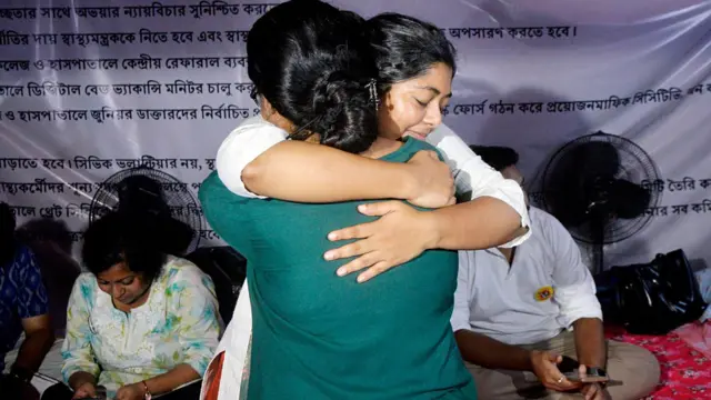 शनिवार रात से धर्मतल्ला में जूनियर डॉक्टरों का आमरण अनशन जारी है