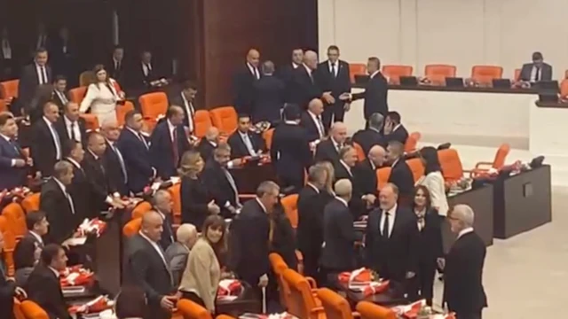 DEM Parti'den Van Milletvekili Pervin Buldan, MHP lideri Bahçeli'nin elini sıkıyor